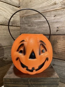 VINTAGE SMALL PLASTIC PUMPKIN PAIL JACK-O-LANTERN CANDY BASKET 5 1/2" TALL - Picture 1 of 4