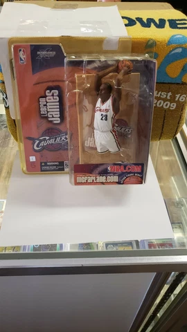 NIB 2003 NBA LEBRON JAMES CLEVELAND CAVALIER MCFARLANE SERIES 5 ROOKIE DEBUT Cover