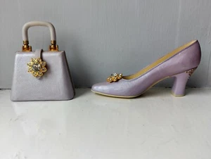 Rechter Schuh mit passender Tasche. Flieder. Schuh ca 11cm - Bild 1 von 7