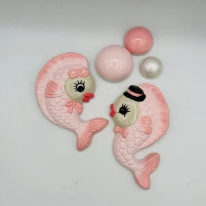 Wall Chalkware Kissing Fish Anthropomorphic Kitschy Kitsch Wall Plaque VTG Style - Picture 1 of 3