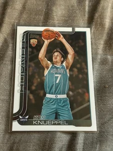 11255 2025 Topps Basketball RC Kon Knueppel Charlotte Hornets - Foto 1 di 1