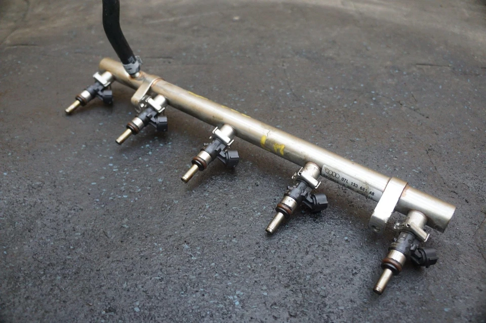 Juego derecho 5 inyectores de combustible y tubo de riel 07L133681AB Audi R8 Lms GT4 2018 Foto 1 de 4