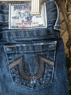 Pantalones de mezclilla ajustados suaves True Religion para niños talla 4    Foto 1 de 4