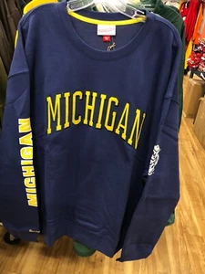 SUDADERA DE CUELLO REDONDO MICHIGAN WOLVERINES THERE & BACK PARA HOMBRE MITCHEL & NESS AZUL MARINO - Imagen 1 de 6