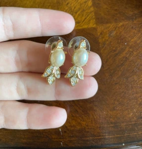 Vintage Richelieu Signed Round Faux Pearl Rhinestone Elegant Leaf Earrings - Picture 1 of 3