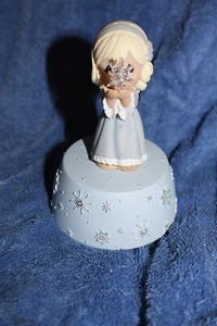 2007 PRECIOSOS MOMENTOS FIGURA NIÑA CON CRISTAL ESTRELLA CAJA DE MÚSICA 890010 - Imagen 1 de 4
