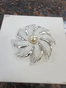 MODESCHMUCK AUSGEFALLENE ANSTECKNADEL MIT PERLE - Bild 1 von 3