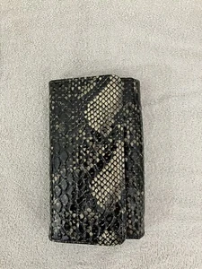 Angel Collection Clutch Geldbörse mit verzierter Klappe schwarz schlangenlederähnlich NEU ohne Etikett - Bild 1 von 4