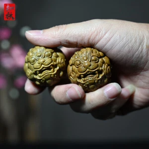 Un par de llaveros Netsuke de sándalo verde tallado a mano de 4*4*4 cm: balonmano Xiupi - Imagen 1 de 4