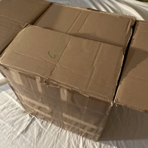 Francobolli Mondo Scatola 12 Kg Mistero REGALO IDEALE - Foto 1 di 2