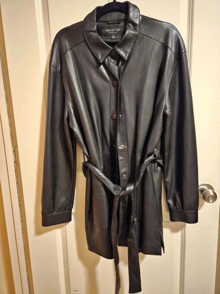 Camisa de cuero vegano de primera calidad para mujer con cierre de botones a presión Foto 1 de 4