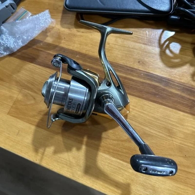 Carrete giratorio Shimano Symetre 2500 FI SY2500FI Foto 1 de 4