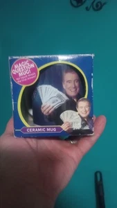 WER MILLIONÄR WERDEN WILL KERAMIKTASSE - ORIGINAL REGIS PHILBIN - NEU IM KARTON! - Bild 1 von 4