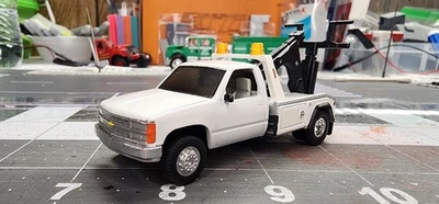 Camión de remolque Chevy Silverado personalizado 1/64 máquinas M2 Foto 1 de 4