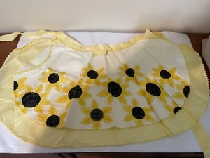 Vintage 1950s Half Apron w/ Embroidered Daisies on Overlay Panel - Picture 1 of 3