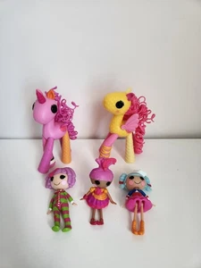 3 Lalaloopsy Mini Dolls and 2 Horses 🐎 Scone Featherbed Macedamia Marina Sahara - Picture 1 of 18