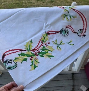 1970er Weihnachten Tischdecke handbemalt Leinen 52"× 68" Glocken & Beeren weiß - Bild 1 von 7