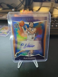 2023-24 Panini Phoenix - Ascension Autographs Oasis #AA-PJS Peja Stojakovic (AU) - Bild 1 von 1