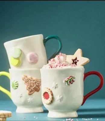 Nueva taza de café de gres elevado pintada a mano Anthropologie Holifaye Holiday Foto 1 de 4