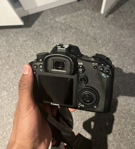Canon EOS 7D 18.0 MP Digital SLR Camera - Black with Zoom Lens EF - S 18-135mm - Afbeelding 1 van 6