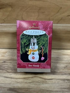 Hallmark Keepsake 1999 “Sew Handy” dedal muñeco de nieve adorno - Imagen 1 de 4
