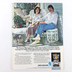 Puerto Rico Rum VINTAGE DRUCKANZEIGE weißer Rum Soda Cocktail Paar sitzt auf Veranda - Bild 1 von 1