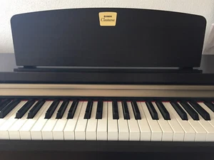 Yamaha Clavinova CLP-220 Digital-Piano mit höhenverstellbarem Hocker - Bild 1 von 6