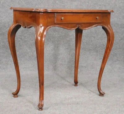 Antigua mesa de escritorio francesa de nogal Luis XV, alrededor de 1920 Foto 1 de 4