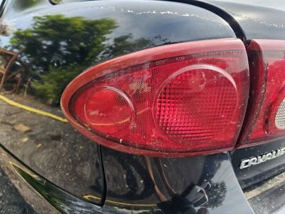 Conjunto de lanterna traseira esquerda usado serve: 2003 Chevrolet Cavalier quarto painel montagem - Imagem 1 de 4