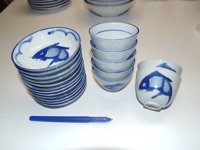 12 salsas 7 tazas de saki 3 tazones de arroz koi Plato de pescado azul/blanco de colección chino como nuevo Foto 1 de 2