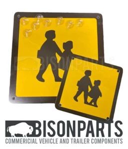 * KIT INSEGNA E VENTOSE SEGNALETICA SCUOLABUS FOAMEX ANTERIORE E POSTERIORE BP76-026FP - Foto 1 di 8