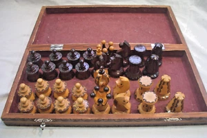 Schach Schachfiguren Figuren hell + braun Holz verziert + Kästchen = Schachbrett - Bild 1 von 24