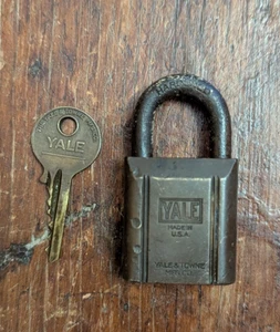 Lucchetto vintage in ottone Yale e Towne con chiave - Made USA 2-1/4" alto temprato - Foto 1 di 14