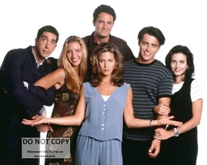 "FRIENDS" CAST FROM THE NBC TV SITCOM - 8X10 PUBLICITY PHOTO (AB860) - Picture 1 of 1