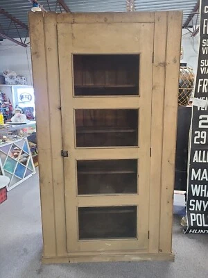 Caja fuerte/armario grande para pastel amarillo mostaza primativa Foto 1 de 4