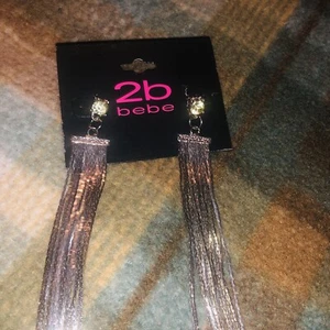 Pendientes largos de polvo perforados por polvo BeBe caja electrónica tono plateado - Imagen 1 de 5