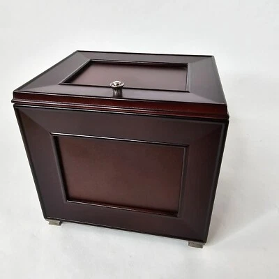 Caja de recuerdo de fotos de madera The Bombay Company, 7" x 6" x 7" Foto 1 de 4