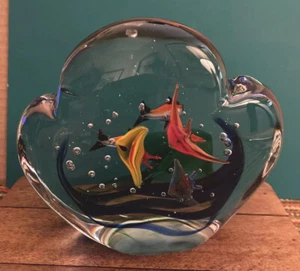 Murano Kunst Glas 3D Briefbeschwerer 5"W Ozeanszene mit 6 Fischen & Blasen ~ wunderschön! - Bild 1 von 11