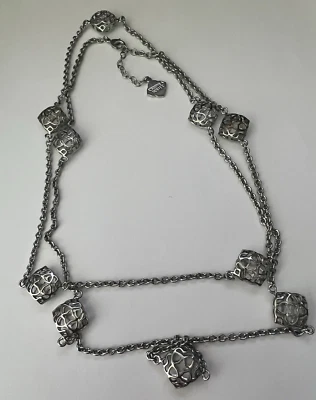 Collar Kendra Scott Nemera largo con logotipo llamativo Foto 1 de 4