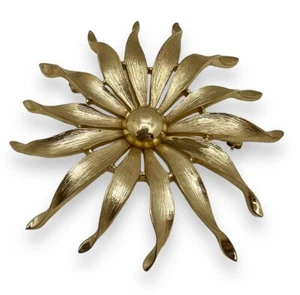 Vintage Crown Trifari Gold Tone Flower Brooch Large 2 5/8" - Picture 1 of 3