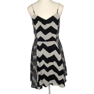 Vestido Fire Los Angeles Chevron estampado en zigzag con tiras para mujer M azul oscuro blanco Foto 1 de 4