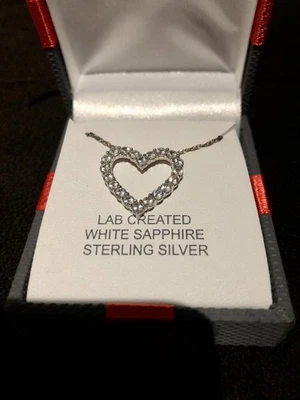 "Colgante en forma de corazón de zafiro blanco en cadena de plata de ley de 18"" gema creada en laboratorio" Foto 1 de 4