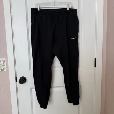 Pantalones deportivos Nike para hombre negros de vellón cónicos talla X grandes con logotipo Swoosh Foto 1 de 4