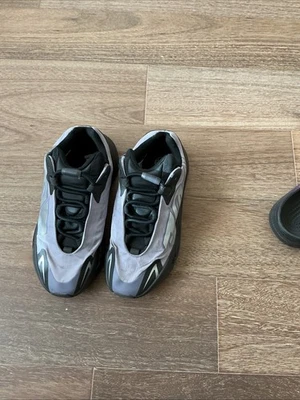 Adidas Yeezy Boost 700 MNVN Geode talla 5,5 para hombre/niño 7 para mujer’s Foto 1 de 4