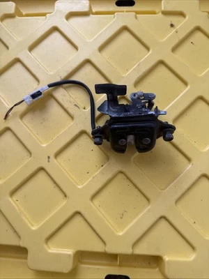 97-04 日产探路者 SUV 后后后备箱闩锁尾门锁 01-03 英菲尼迪 QX4 — 第 1/4 张图片