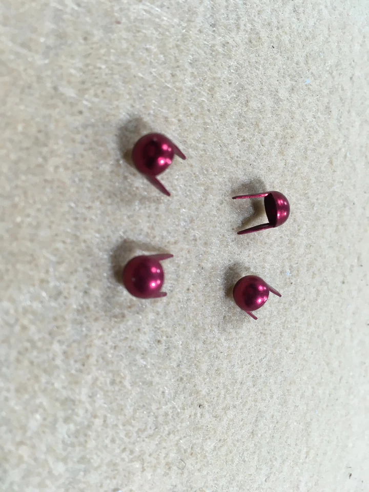 Manchas/pinos de alumínio - 1/4" redondo - Vermelho - Pacote com 100 (D132) - Imagem 1 de 1
