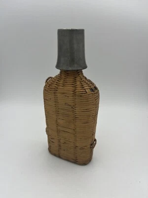 Gourde de voyage pélerin ancienne en étain et vannerie fin XIXème siècle (67) - Photo 1/4