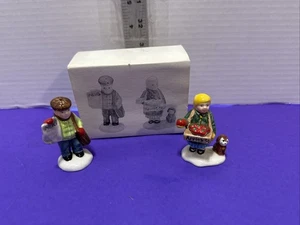 DEPT 56 The Original Snow Village Girls Selling Apples News Boy 5129-2 With Box - Bild 1 von 13