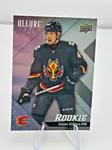 2024-25 Upper Deck Allure Adam Klapka #149 Bomba Glitterata, Fiamme di Calgary - Foto 1 di 2
