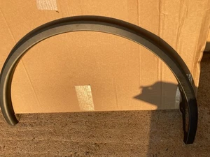 Tesla Model Y FRONT Right FENDER GARNISH 2025 1937599-00-C scratches - Picture 1 of 4
